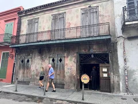 Walking New Orleans Alone Without Losing Your Bearings